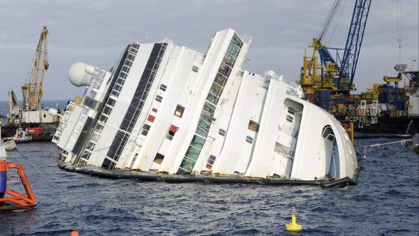 Costa Concordia encallado Costa Concordia encallado