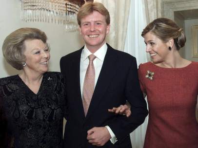La reina Beatriz de Holanda, el príncipe Guillermo y la princesa Máxima