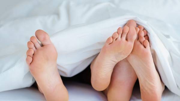 Pareja bajo las sábanas Pareja bajo las sábanas