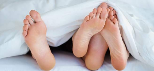 Pareja bajo las sábanas