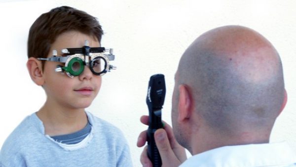 Niño y gafas Niño y gafas