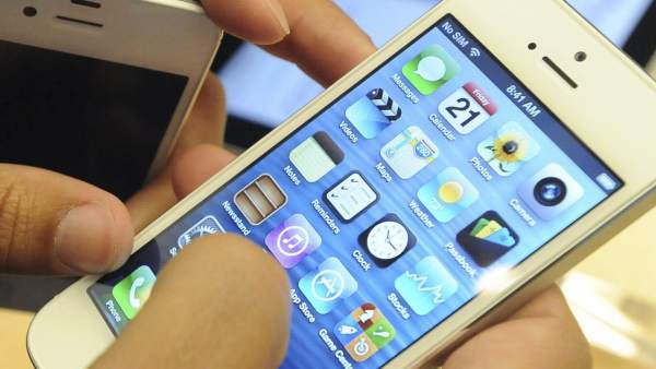 Un usuario contempla el iPhone 5. Un usuario contempla el iPhone 5.