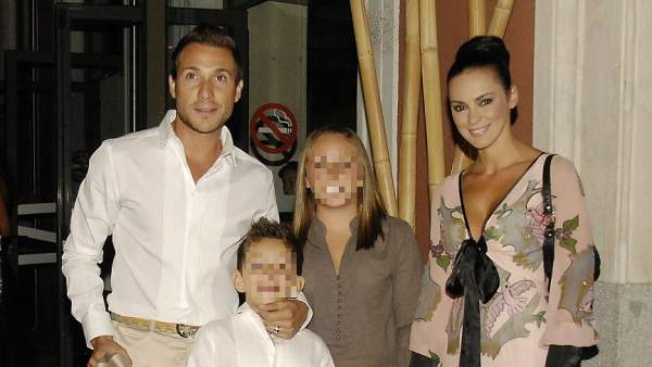 Antonio David con sus hijos y su actual mujer Antonio David con sus hijos y su actual mujer