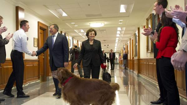 El secretario de Defensa de EEUU, Leon E. Panetta, su esposa y su perro Bravo, en el Pentágono. El secretario de Defensa de EEUU, Leon E. Panetta, su esposa y su perro Bravo, en el Pentágono.