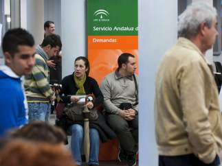 Desempleados en una oficina del Servicio Andaluz de Empleo