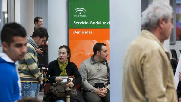Desempleados en una oficina del Servicio Andaluz de Empleo Desempleados en una oficina del Servicio Andaluz de Empleo