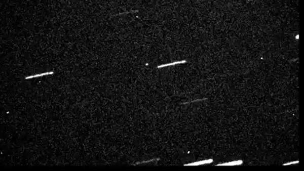 Un asteoride sobrevuela la Tierra Un asteoride sobrevuela la Tierra