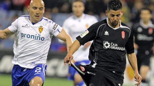 Movilla, del Real Zaragoza, pugna con Nolito, del Granada. Movilla, del Real Zaragoza, pugna con Nolito, del Granada.