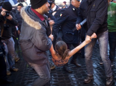 Una activista de Femen se desnuda tras el inicio del cónclave