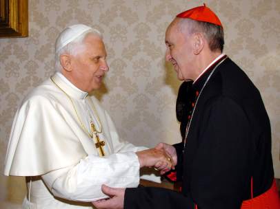 El papa Benedicto XVI y su futuro sucesor Jorge Mario Bergoglio