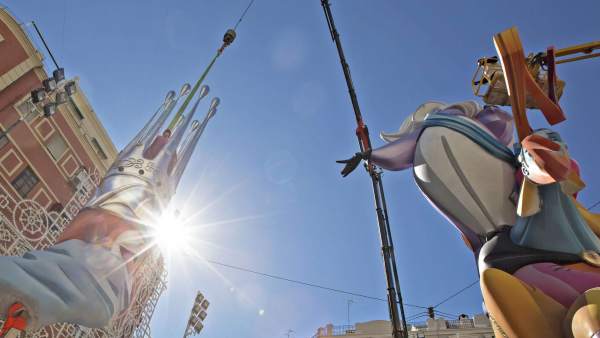 Izado de una de las figuras de las Fallas de Valencia. Izado de una de las figuras de las Fallas de Valencia.