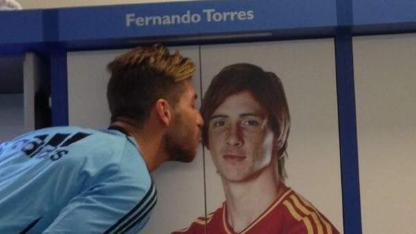 Beso 'robado' de Ramos a Torres Beso 'robado' de Ramos a Torres