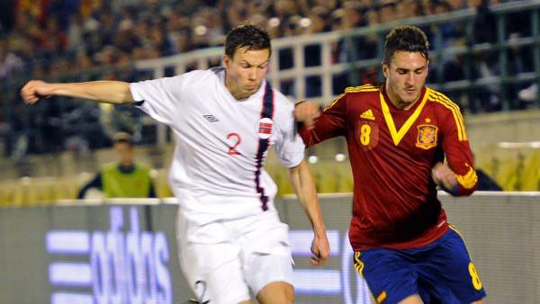 Koke, de España, pugna con Linnes, de Noruega Koke, de España, pugna con Linnes, de Noruega