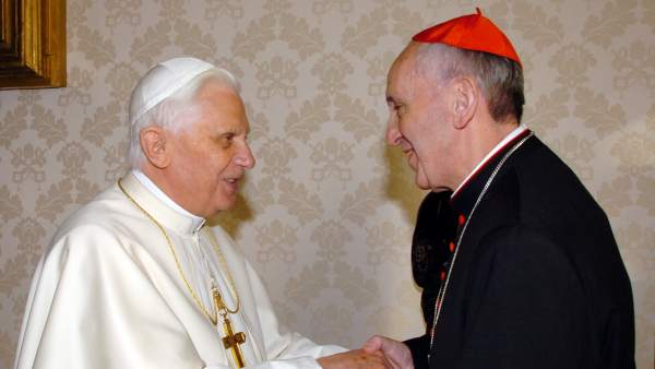 Benedicto XVI y el papa Francisco Benedicto XVI y el papa Francisco