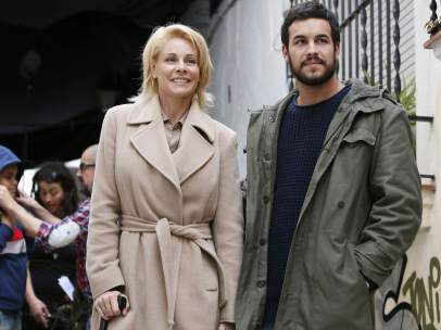Belén Rueda y Mario Casas