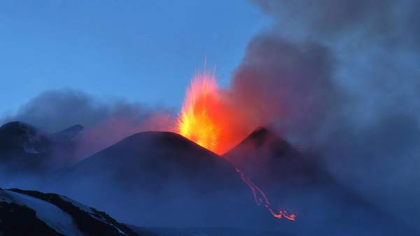 El volcán Etna escupe lava El volcán Etna escupe lava