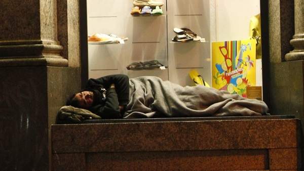 Un indigente en un escaparate Un indigente en un escaparate