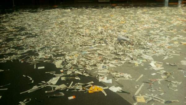Facultad de Ciencias Económicas de la Complutense, llena de basura por la huelga de limpieza Facultad de Ciencias Económicas de la Complutense, llena de basura por la huelga de limpieza