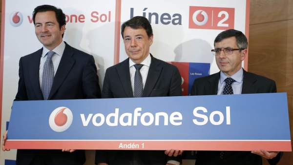 Ignacio González, presidente de la Comunidad de Madrid (centro) presentando el nuevo acuerdo comercial entre Metro de Madrid y Vodafone. Ignacio González, presidente de la Comunidad de Madrid (centro) presentando el nuevo acuerdo comercial entre Metro de Madrid y Vodafone.