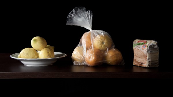 Bodegón con naranjas. limones y pan alemán Bodegón con naranjas. limones y pan alemán