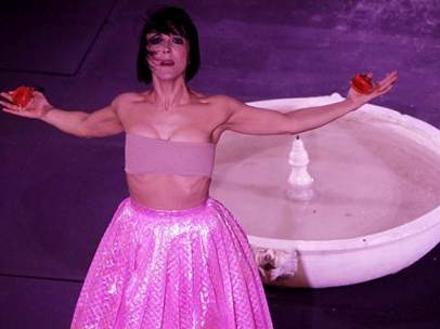 Momento del espectáculo en el que aparece el vestido de Agatha Ruiz de la Prada