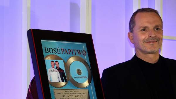 Miguel Bosé arremete contra los políticos españoles: "Estoy furioso, que se vayan"