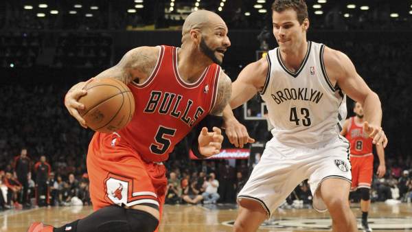 Carlos Boozer y Chris Humphries Carlos Boozer y Chris Humphries