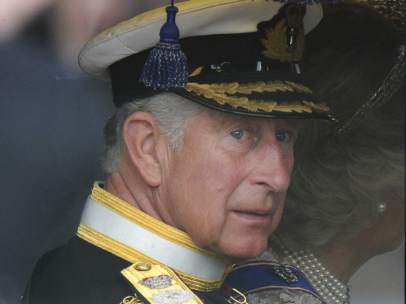 El príncipe Carlos y Camilla, camino del Parlamento inglés