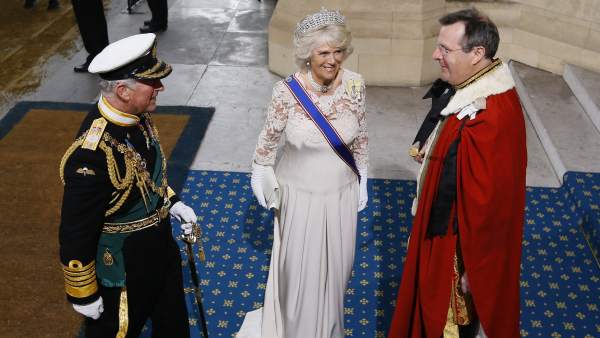 El príncipe Carlos y Camilla, a su llegada al Parlamento inglés El príncipe Carlos y Camilla, a su llegada al Parlamento inglés