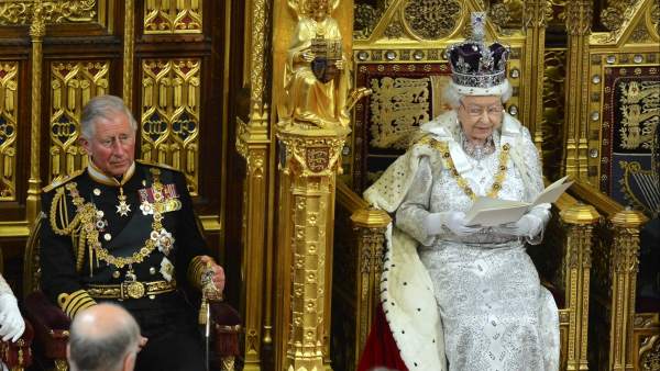 El príncipe Carlos y la reina Isabel El príncipe Carlos y la reina Isabel