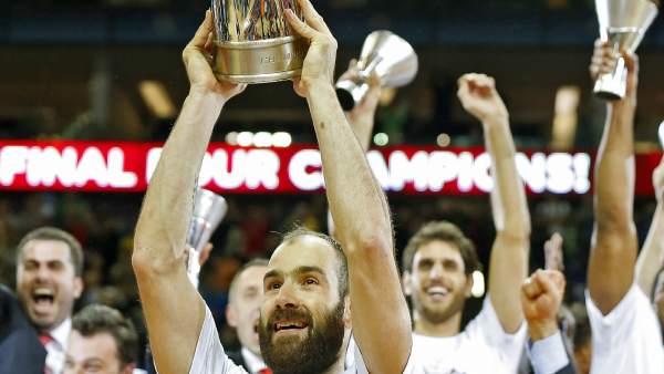 Spanoulis con la Copa Spanoulis con la Copa