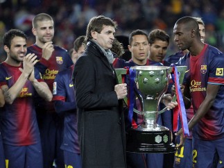 Abidal y Vilanova con el trofeo de la Liga