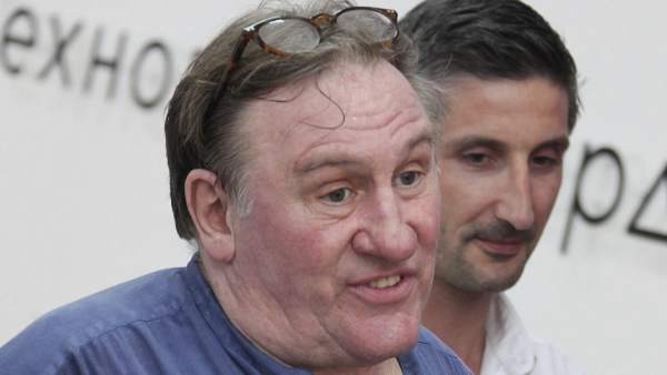 Gerard Depardieu muestra su certificado de impuestos en Saransk, Mordovia. Gerard Depardieu muestra su certificado de impuestos en Saransk, Mordovia.