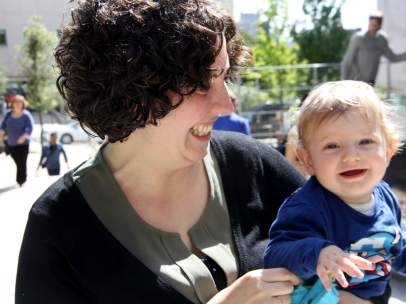 Mercedes con su hijo Lucas, que en julio cumplirá un año, junto al Hospital Sant Joan de Déu.