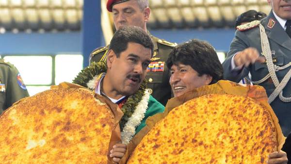 El presidente de Venezuela, Nicolás Maduro (i), y su par boliviano, Evo Morales (d), cargan unos panes gigantescos tradicionales en un encuentro bilateral. El presidente de Venezuela, Nicolás Maduro (i), y su par boliviano, Evo Morales (d), cargan unos panes gigantescos tradicionales en un encuentro bilateral.