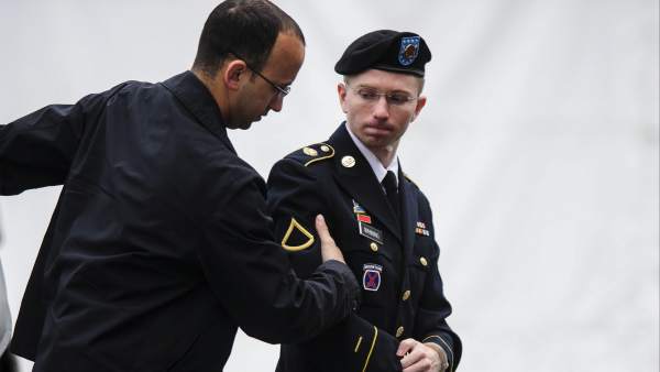Bradley Manning admite 10 de los 22 cargos Bradley Manning admite 10 de los 22 cargos