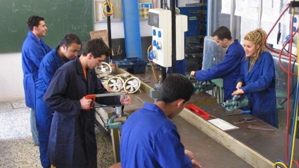 Jóvenes trabajando Jóvenes trabajando