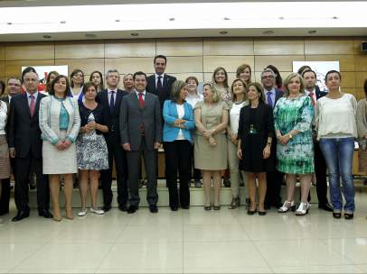 La ministra de Sanidad, Ana Mato,c, posa con los asistentes a la Conferencia Sectorial de Igualdad.