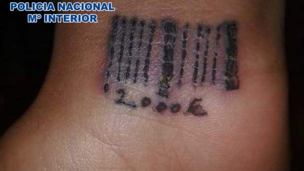Tatuaje a una víctima de la prostitución Tatuaje a una víctima de la prostitución
