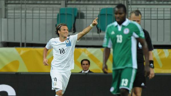Forlán celebra frente a Nigeria Forlán celebra frente a Nigeria