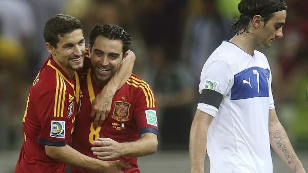 Xavi felicita a Jesús Navas Xavi felicita a Jesús Navas