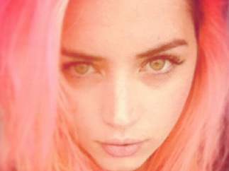 Ana de Armas luce su pelo rosa en su cuenta de Instagram.