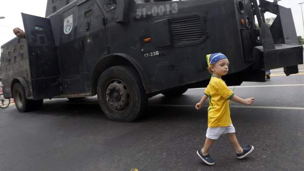 Un niño en las protestas frente a Maracaná Un niño en las protestas frente a Maracaná