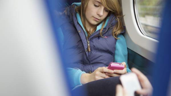 Una chica utilizando su smartphone Una chica utilizando su smartphone