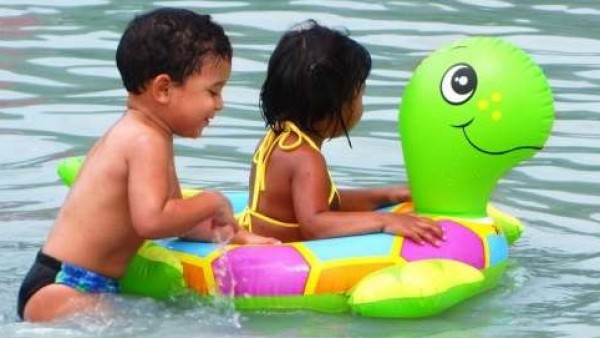 Niños con un flotador Niños con un flotador