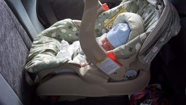 Bebé en el coche Bebé en el coche
