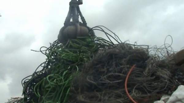 Una máquina, retirando los cables de cobre incautados. Una máquina, retirando los cables de cobre incautados.