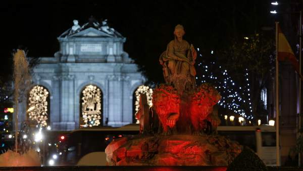 Cibeles, con la Puerta de Alcalá al fondo. Cibeles, con la Puerta de Alcalá al fondo.