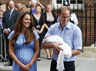 Los duques de Cambridge presentan a su hijo