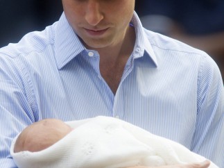 Guillermo sostiene a su hijo